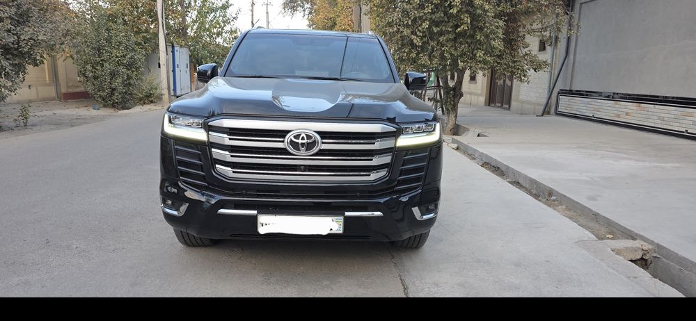 Toyota land cruser 300