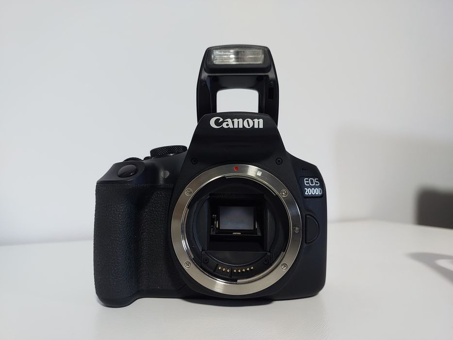 Kit Canon EOS 2000D + Obiectiv 18-55 mm