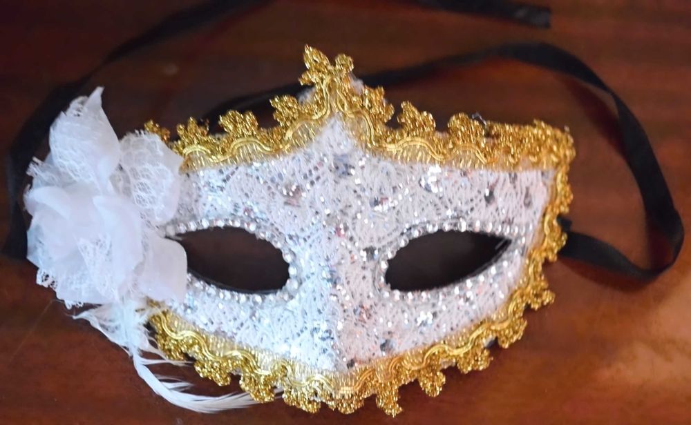 ПРОДАМ КАРНАВАЛЬНУЮ МАСКУ на глаза! Новая! Белая. Шикарная! 6000 тг.!