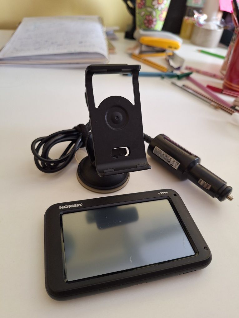 GPS Medion E4450 - Надежден пътен спътник с ясен дисплей