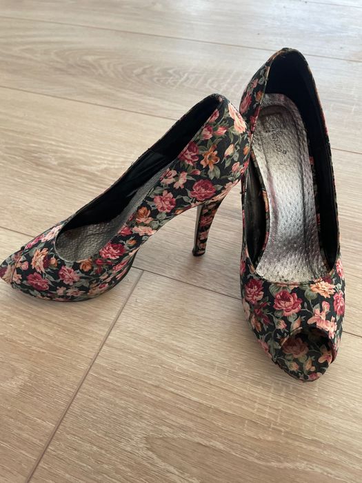 Официални обувки на цветя