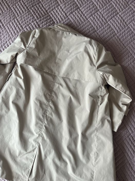 Пррдам плащ и зимнюю куртку на девочку