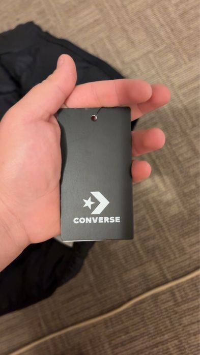 Vand geaca converse noua cu eticheta