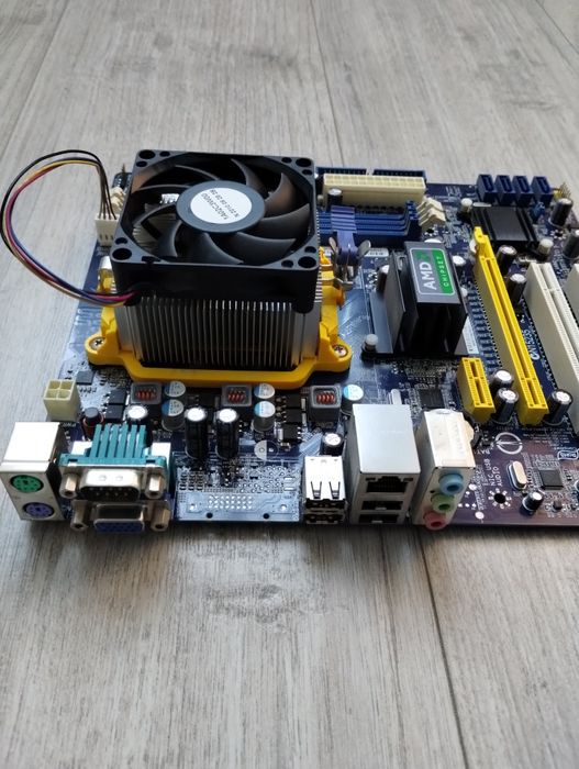 Дънна платка Foxconn a74m / Phenom II x2 555 BE / 4GB RAM / 160GB диск