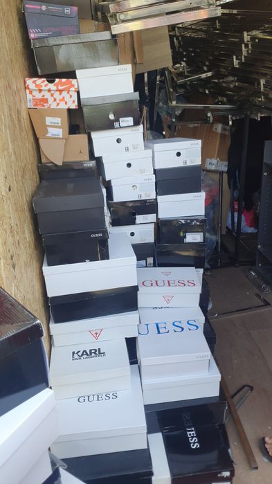 Lot haine outlet, cu eticheta + mobilier