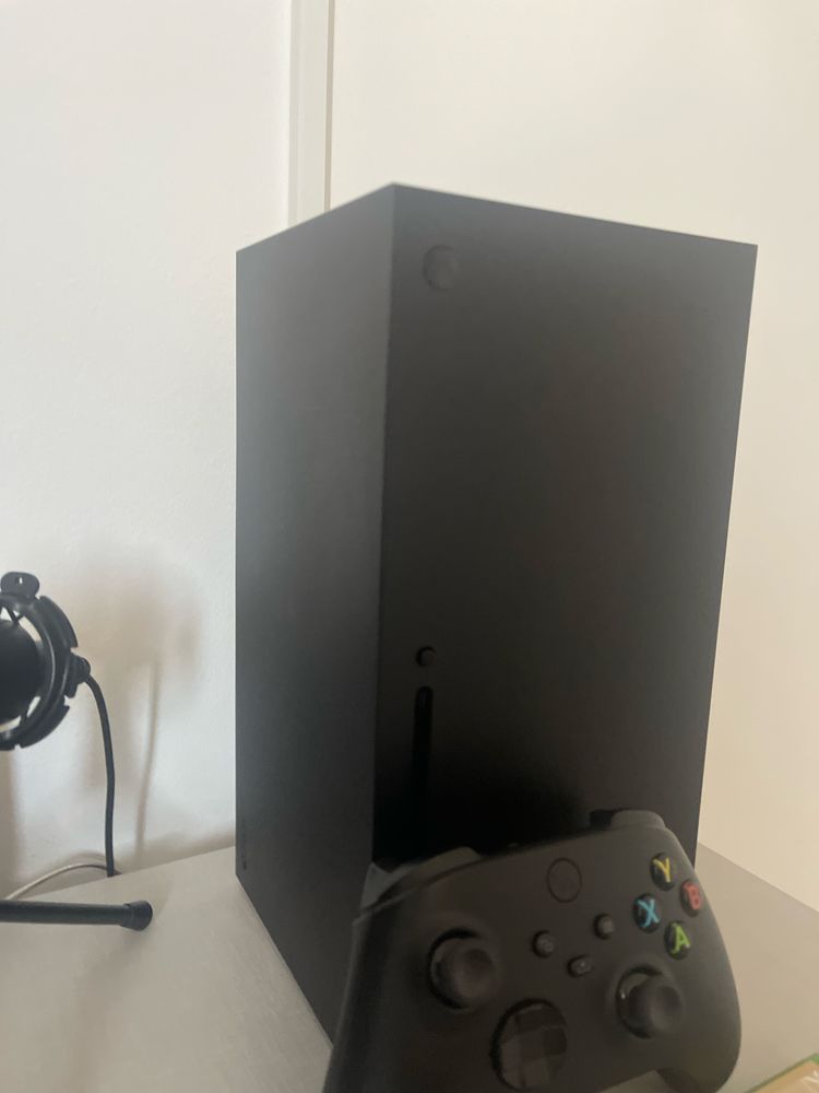 Xbox series x 1 tb folosit mai de loc 1 an +gta 5 disc