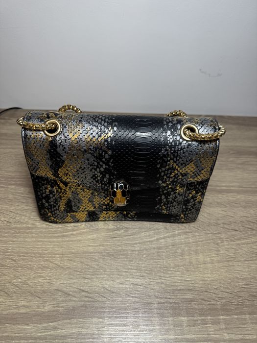 Geanta aurie cu cap de sarpe