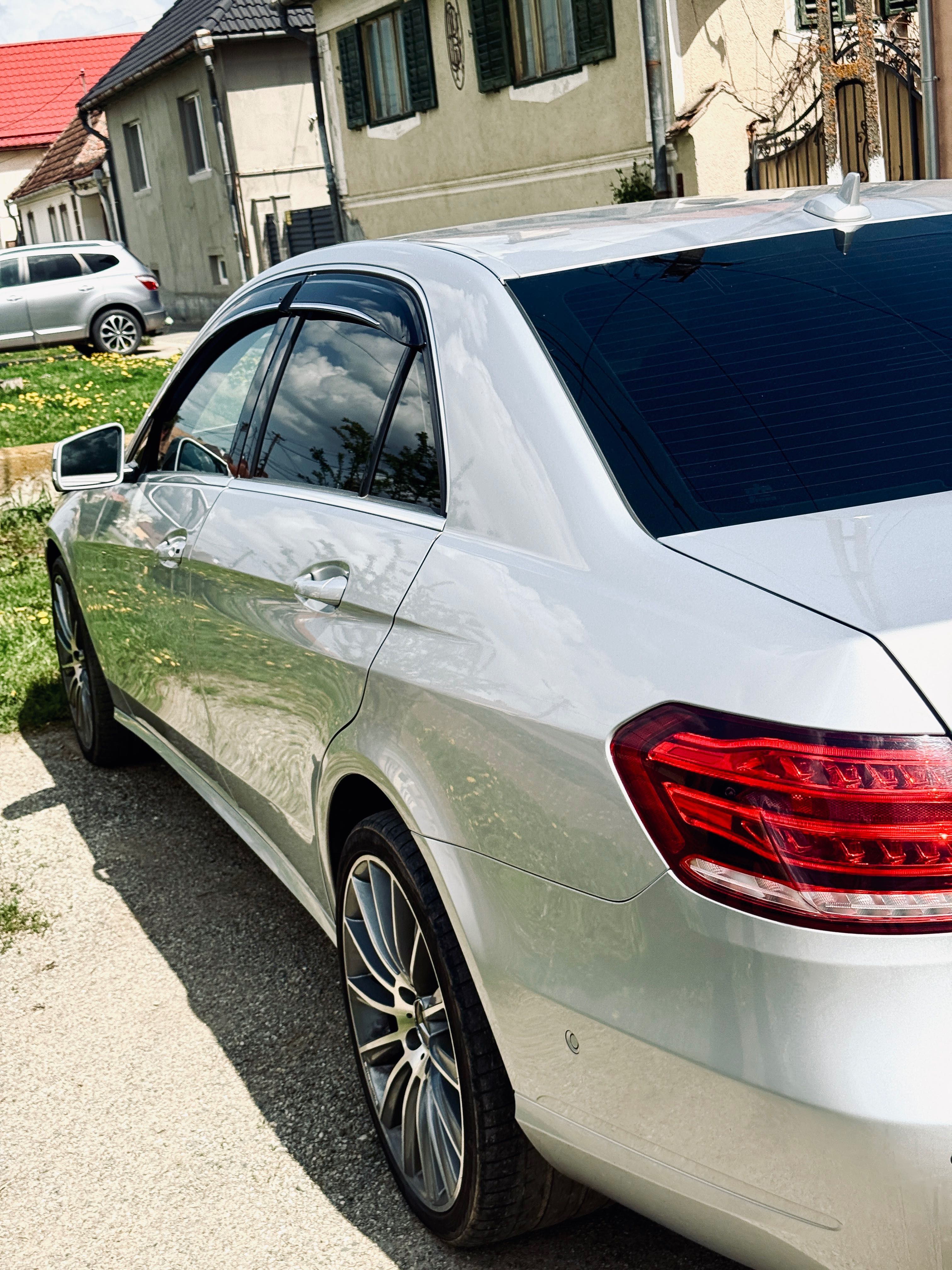 Vând Mercedes-Benz E-Class 220