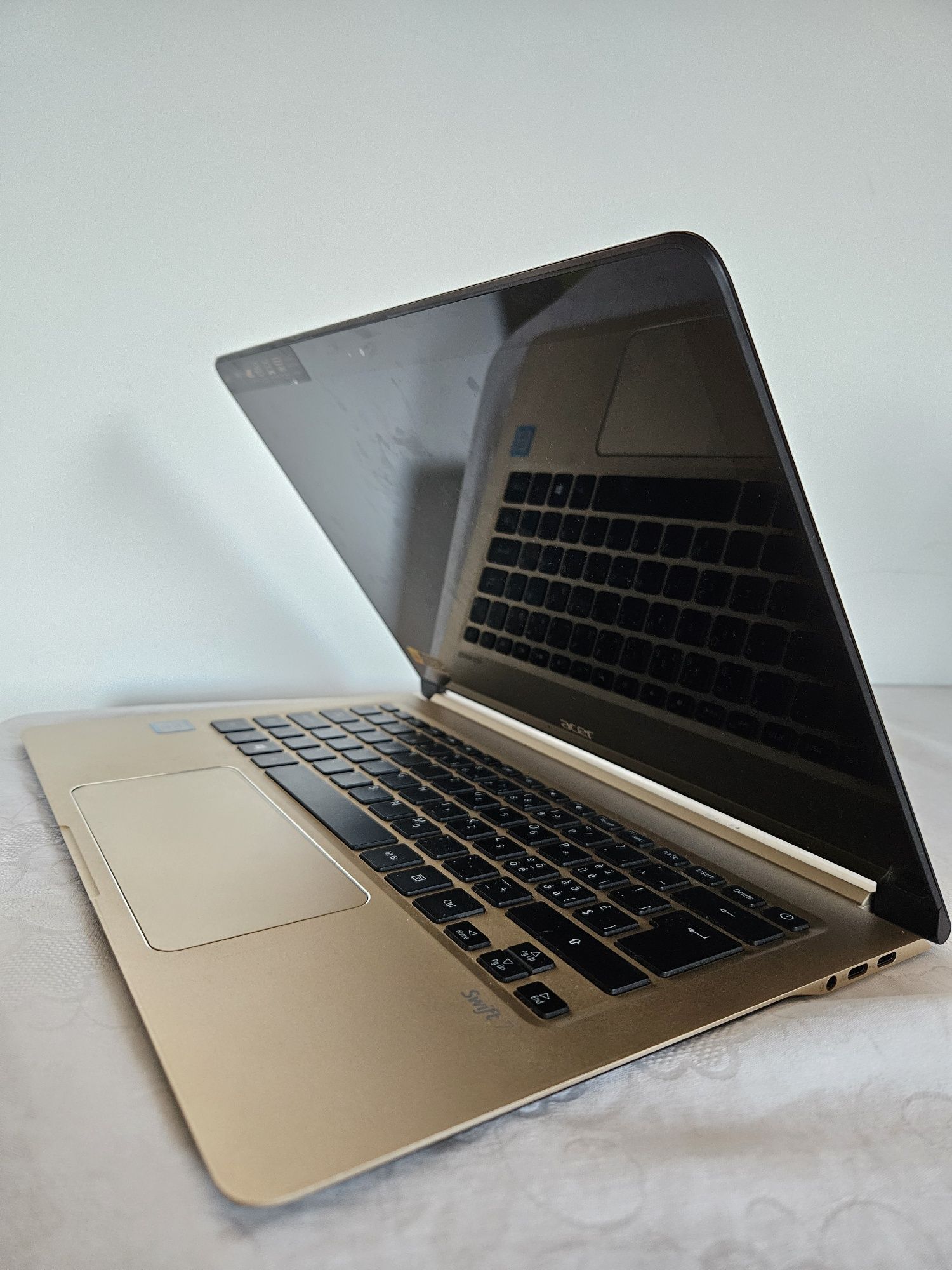 Laptop Acer Swift 7 ultraportbil 8GB RAM i5 gen 7, Black&Gold