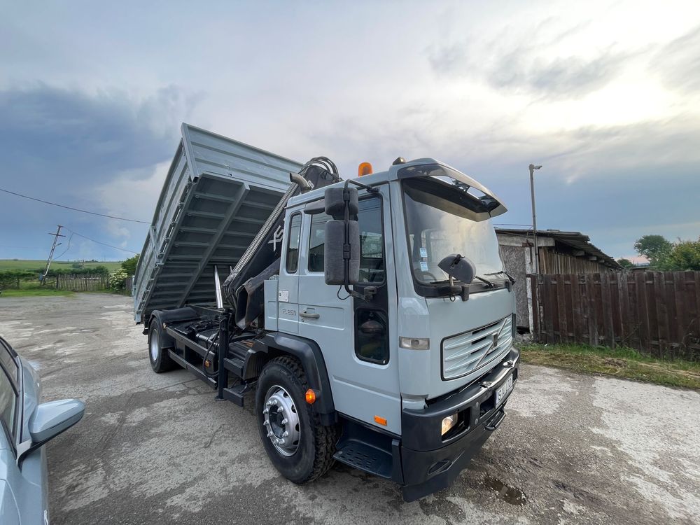 Camion cu macara basculabil volvo