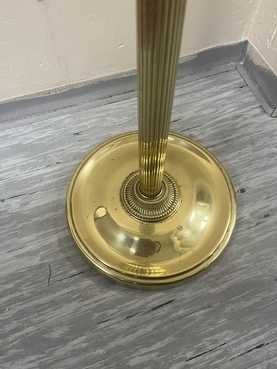 Лампа и стойка за костюми.