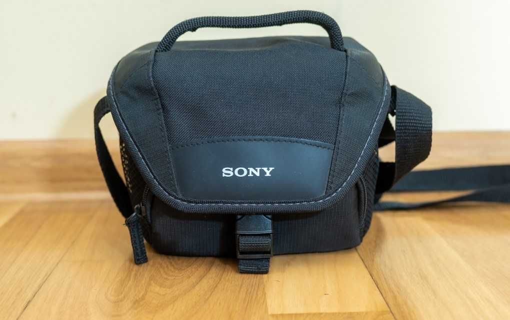 Geanta foto Sony neagra. Dimensiuni: 16 x 13 x 10 cm