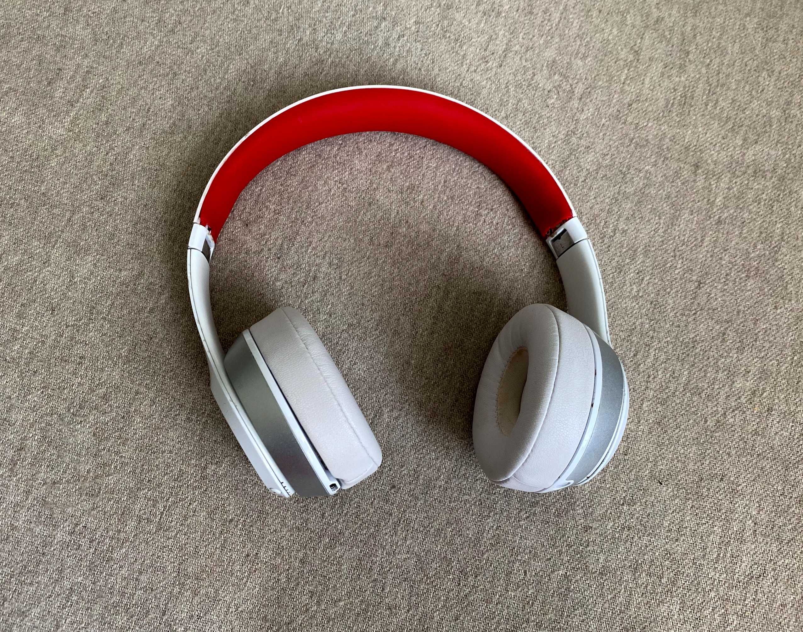 Casti Beats Solo 2 On-Ear Wireless - albe - defect la rama - originale