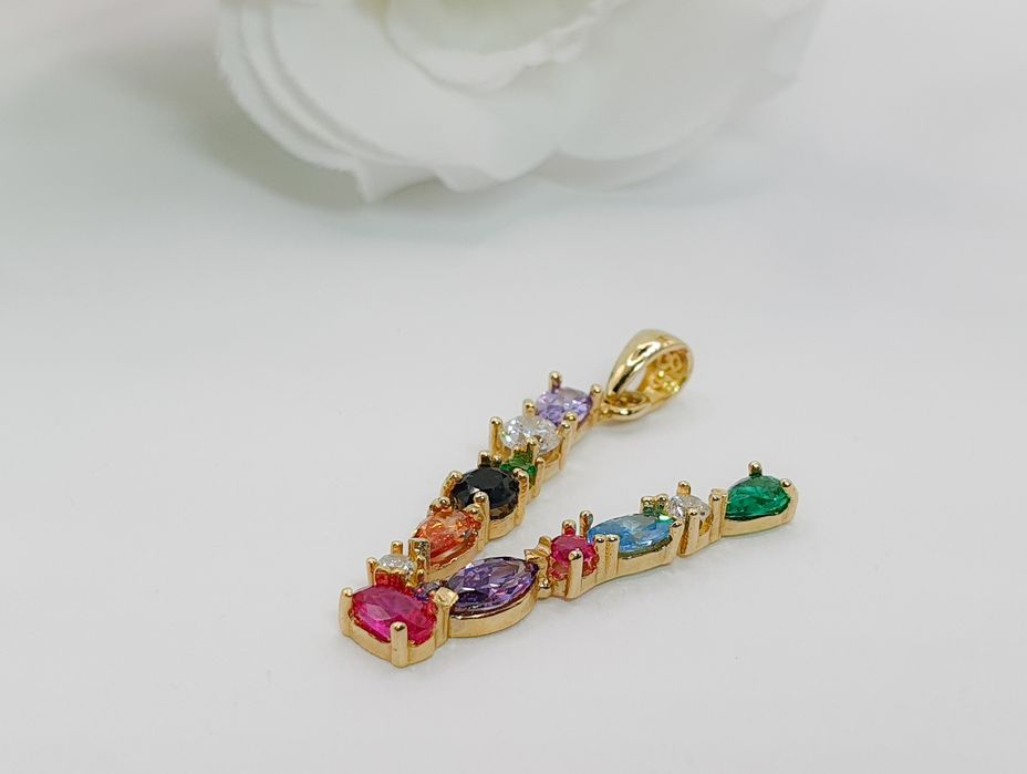 Pandantiv din aur de 14K cu inițială V și pietre colorate