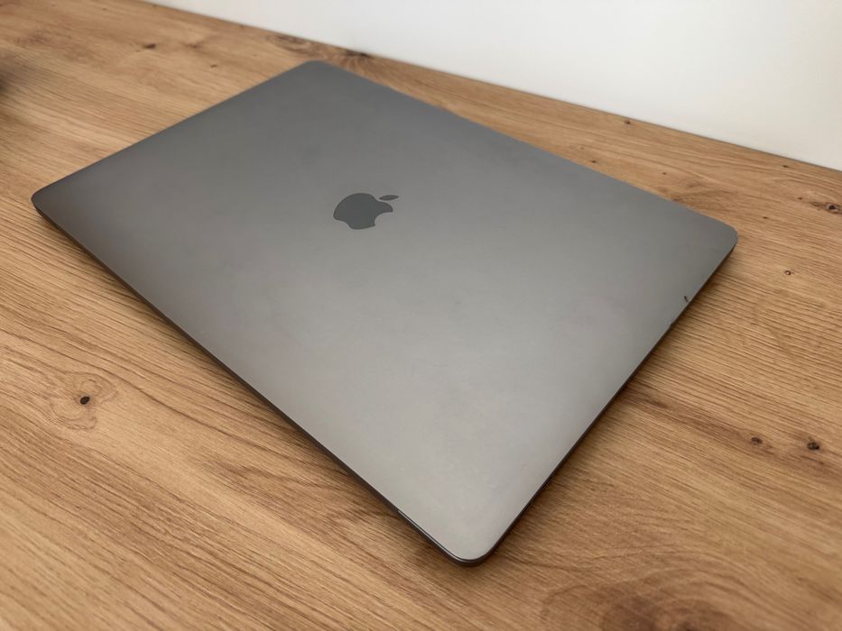 Лаптоп MacBook Pro A1990 15-инча, края на 2018 - Мощен и Надежден