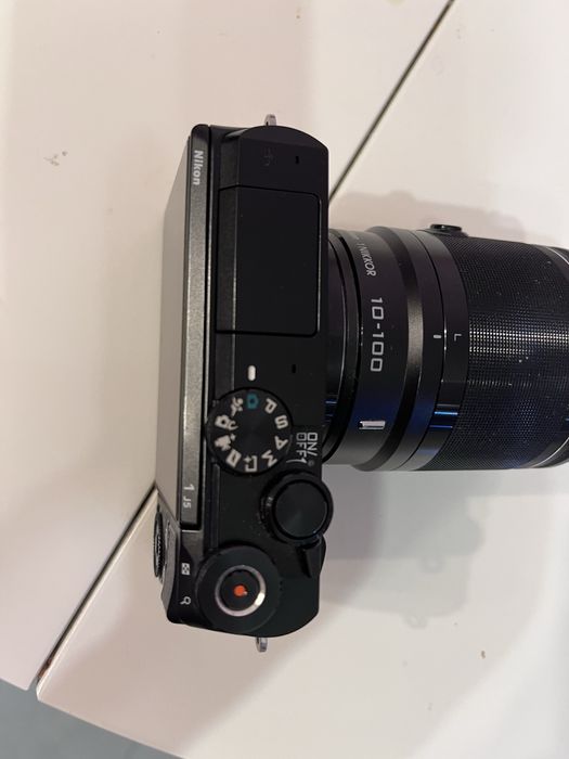 Фотоапарати Nikon J1 и J5 и обективи Nikkor 1 10-30 mm и 10-100 mm