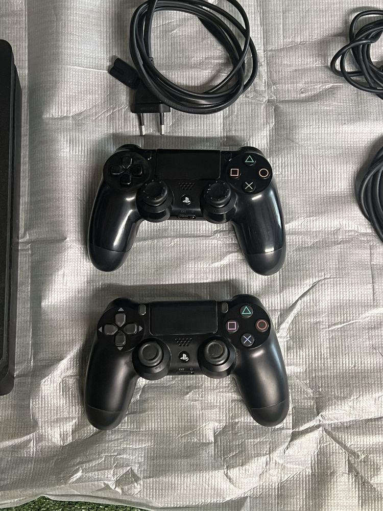 PS 4 Конзола +2 Джойстока .