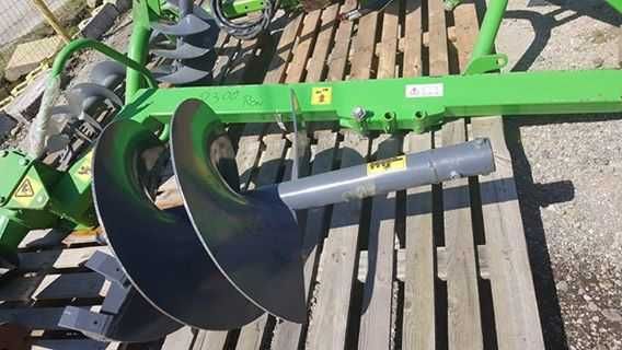Burghiu pentru efectuarea gropilor- echipament- agro