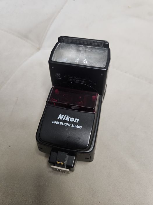 Vând Nikon D80+ obiectiv nikon 50mm/1.8 și bliț Nikon sb600