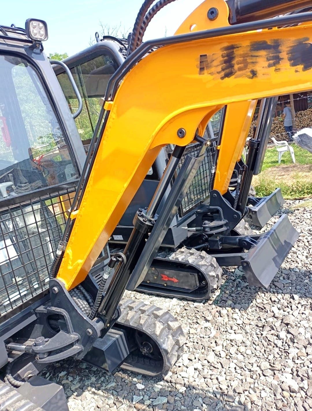 Escavator săpături fundați casă. Gard . Apă, gaze, cabluri electrice.