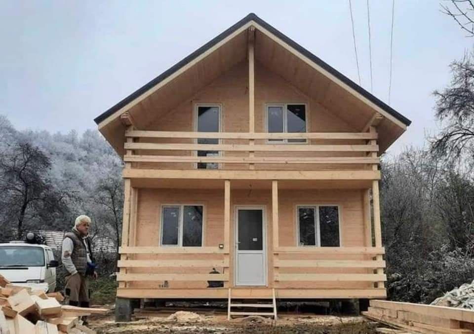 Case și cabane din lemn