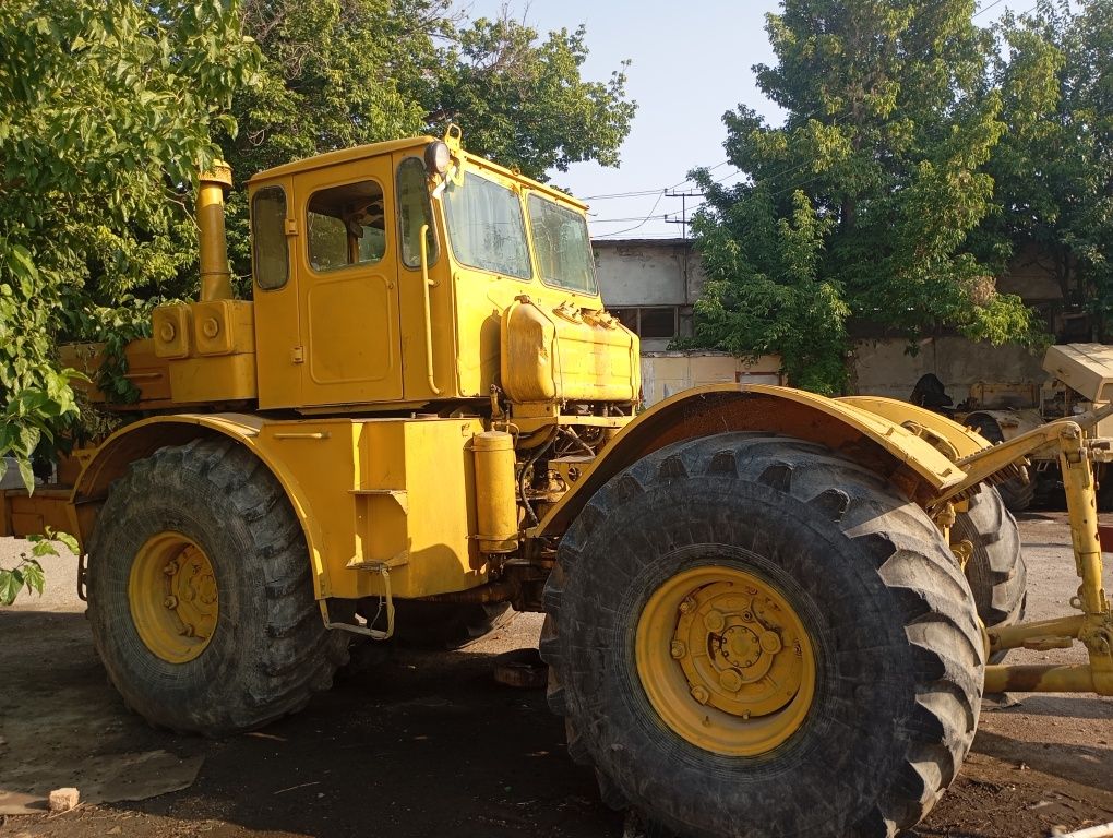 K-701 kasemsot traktor, yaxshi holatda, tayyor holat, plugi bilan