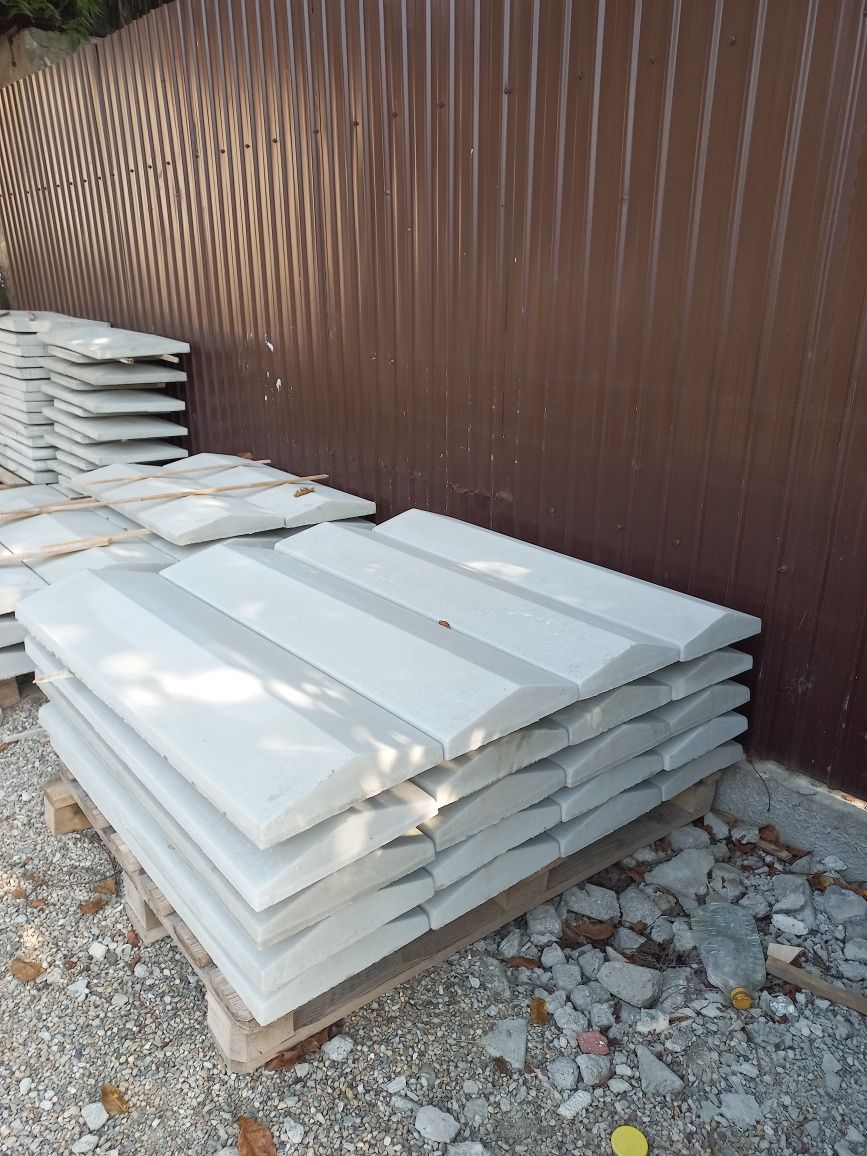 Producator stalpi de beton,spalieri vie gard  2m ,2,2m,2.4,capace