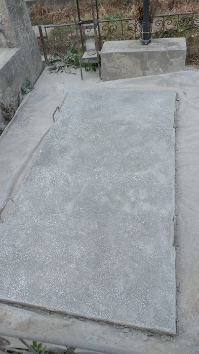 Vand doua gropi suprapuse, in cimitirul Ungureni - Craiova.