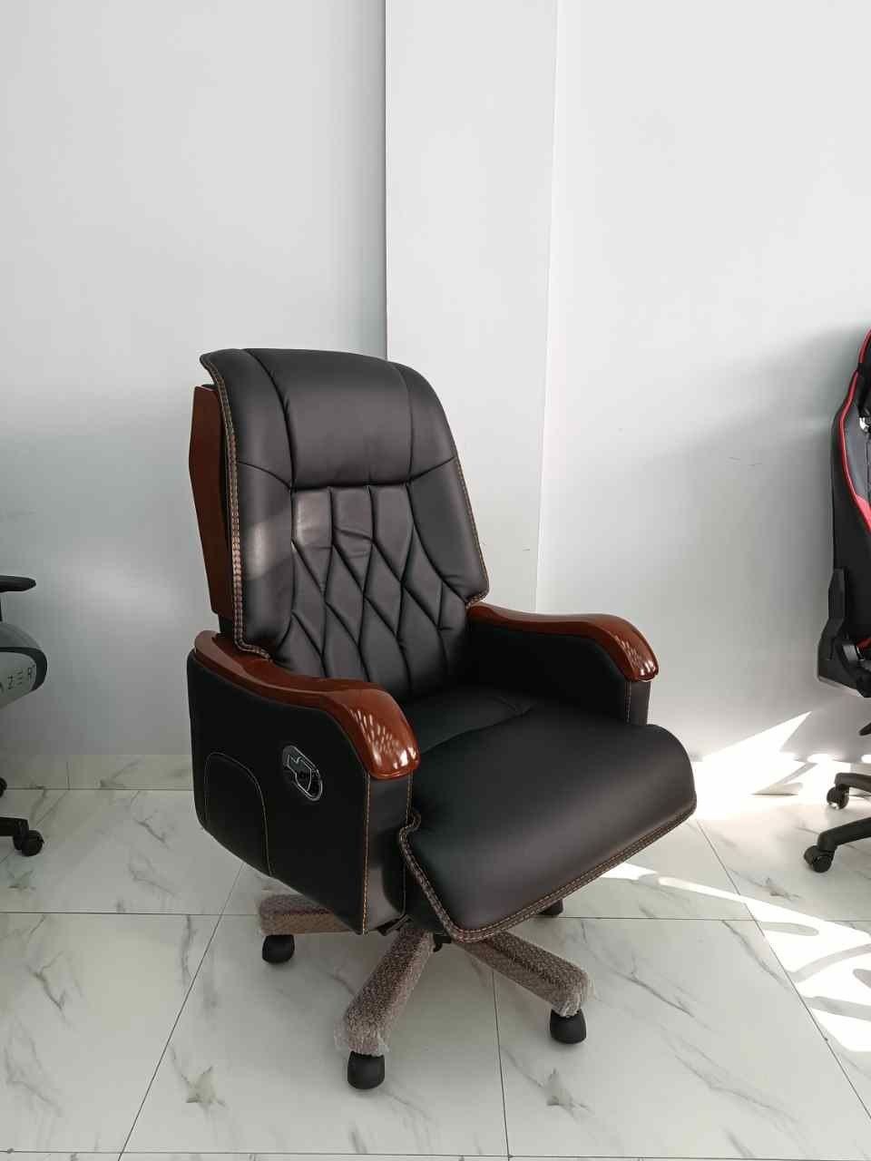 Офисное кресло для руководителя модель Boss chair 074 va 084