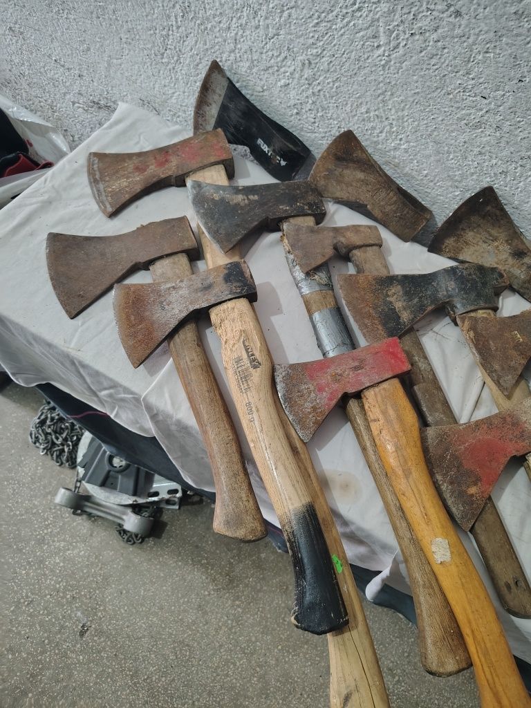 Topoare diferite mărimi cu sau fara coada.