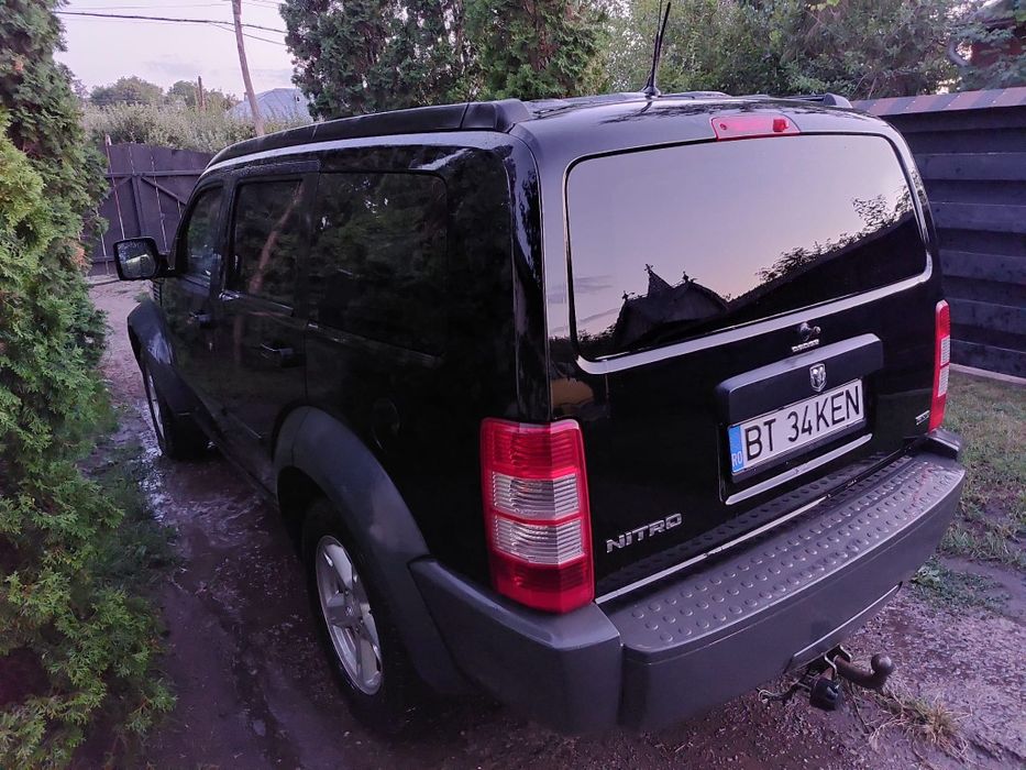 Vând Dodge nitro