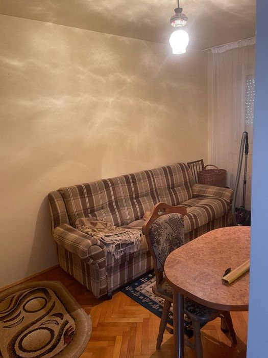 Vand canapea extensibila, masa, scaune, comoda cu sertare
