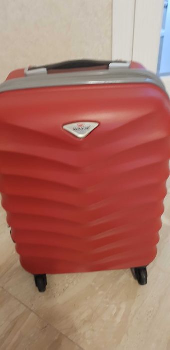 Продам дорожный чемодан