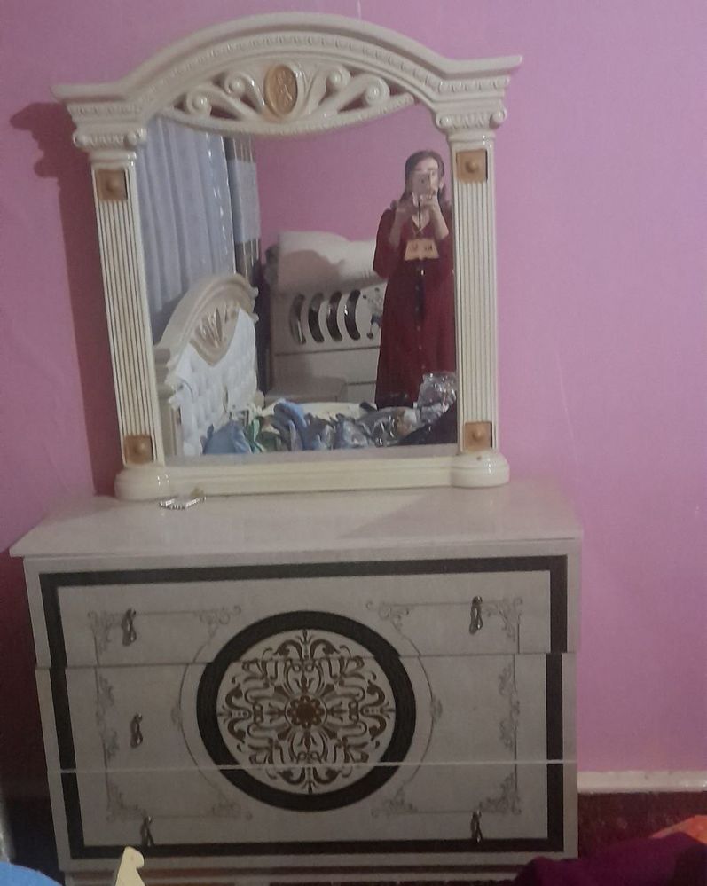 Spalniy komplekt sotiladi. Holati yaxshi.