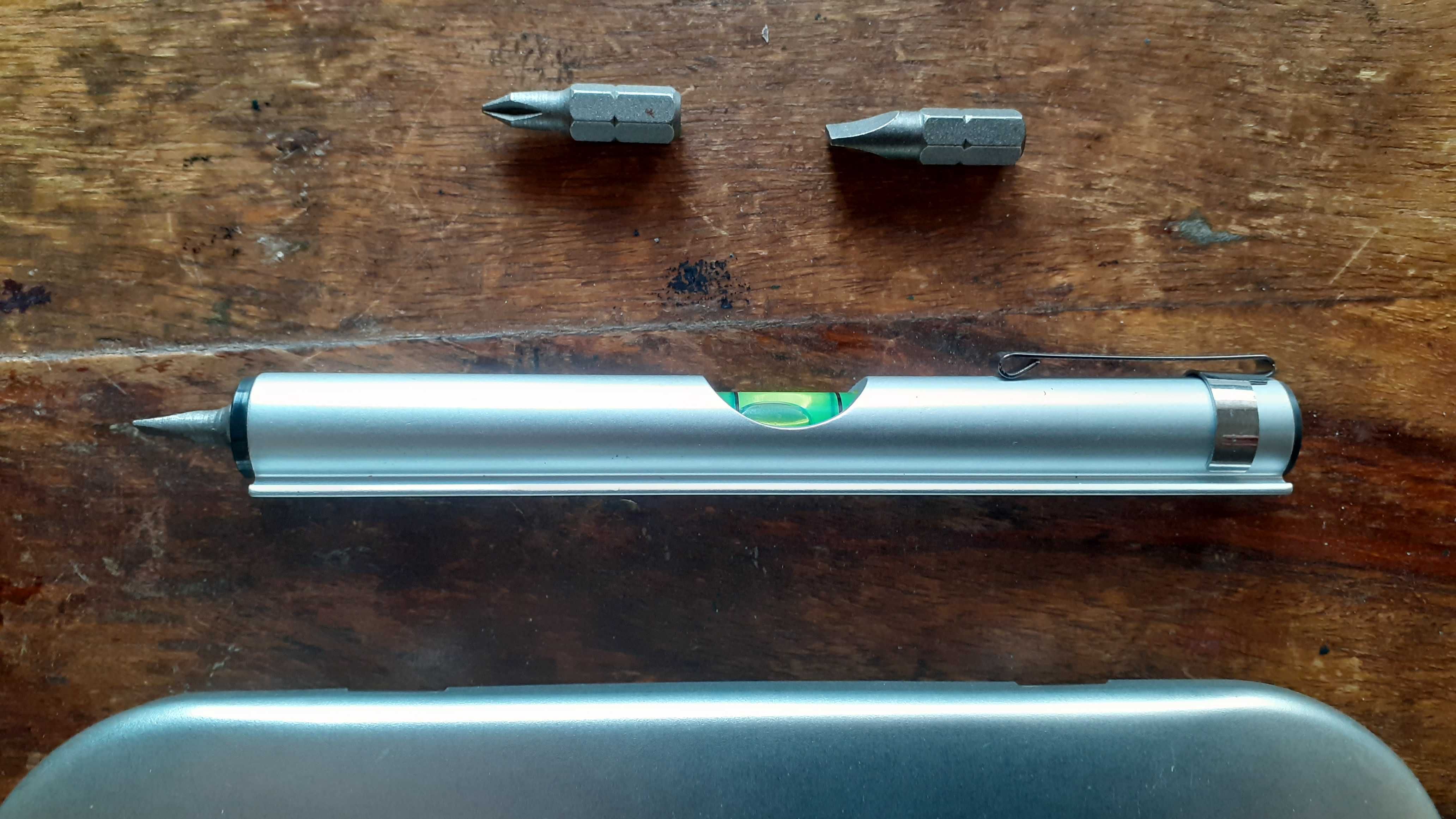 нивелир метален с 3 броя накрайника отвертки в метална кутия