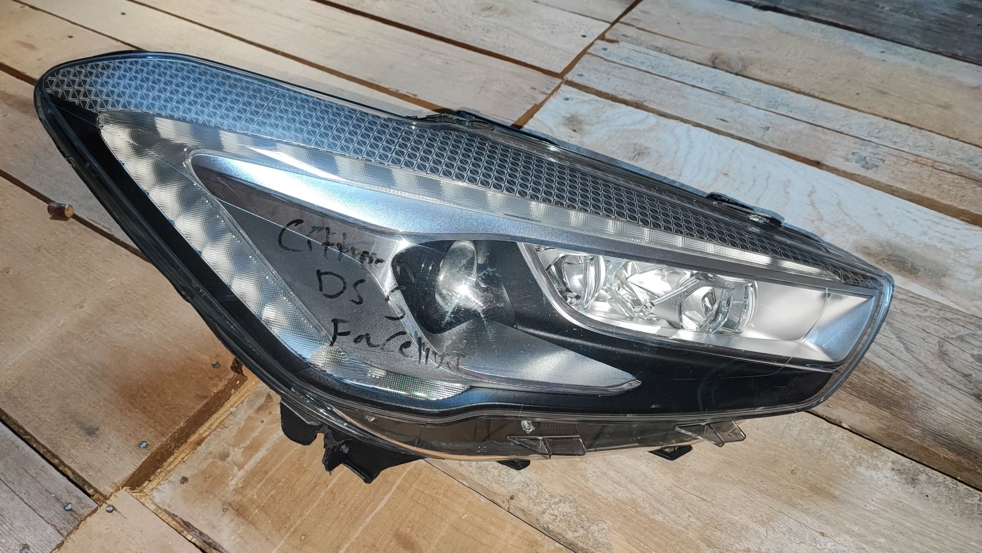 Far Citroen DS 5.   OE 9674384280