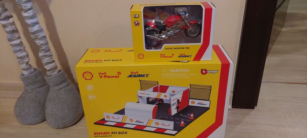 Ducati pit box Shell