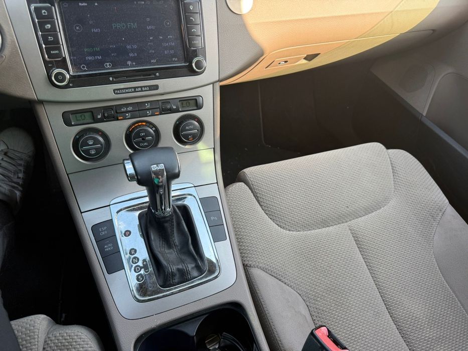 Vând sau scimb volkswagen pasat b6 masin merge Forte bine motor cutie