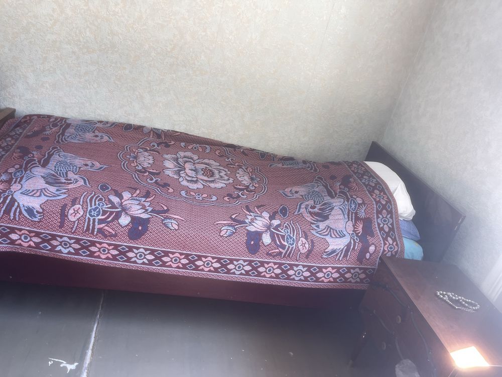 стенка люстра кровать