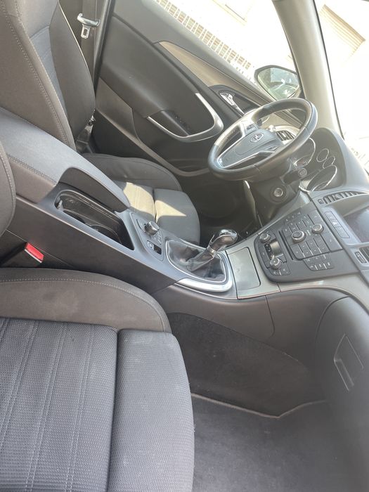 Vand opel insignia sau schimb motorul bate