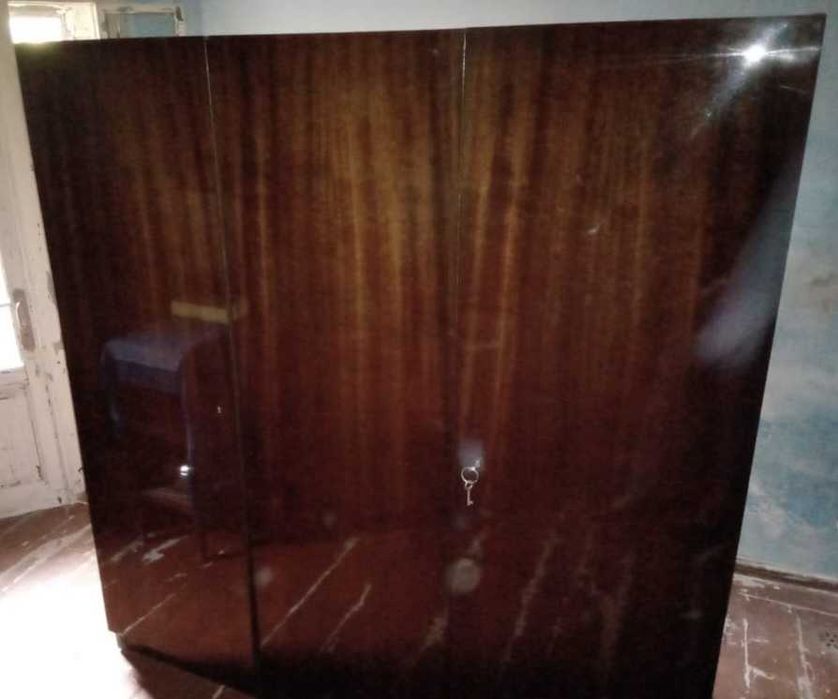 шифоньер трехстворчатый  (ЧССР)