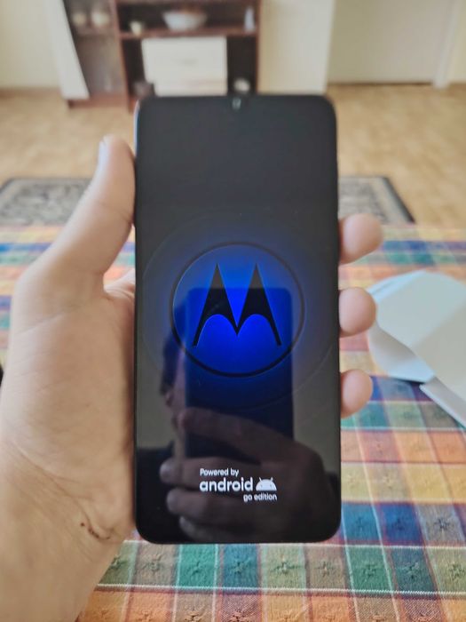 Продавам Motorola moto e13 8RAM 128Gb