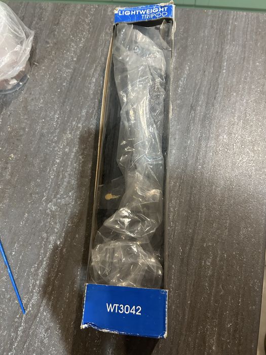 Продавам чисто нов лек статив WT3042 – неизползван