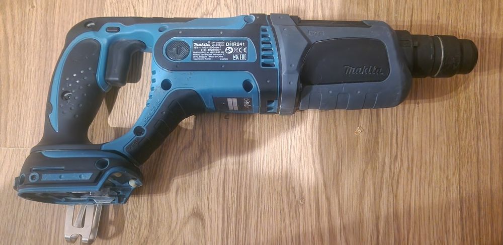 Перфоратор Makita DHR 241