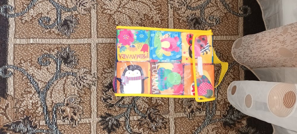 Lot bebe:saltelută,cuburi,arcadă cărucior +alte jucării