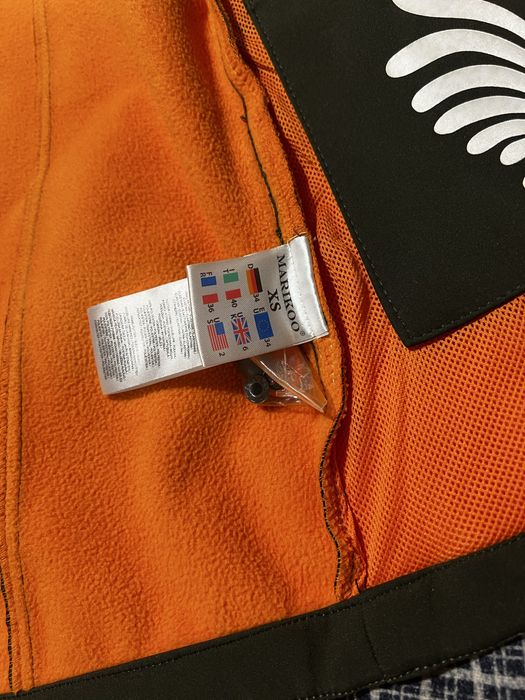 Продавам зимно вятъроустойчиво и водоустойчиво дамско яке Marikoo.