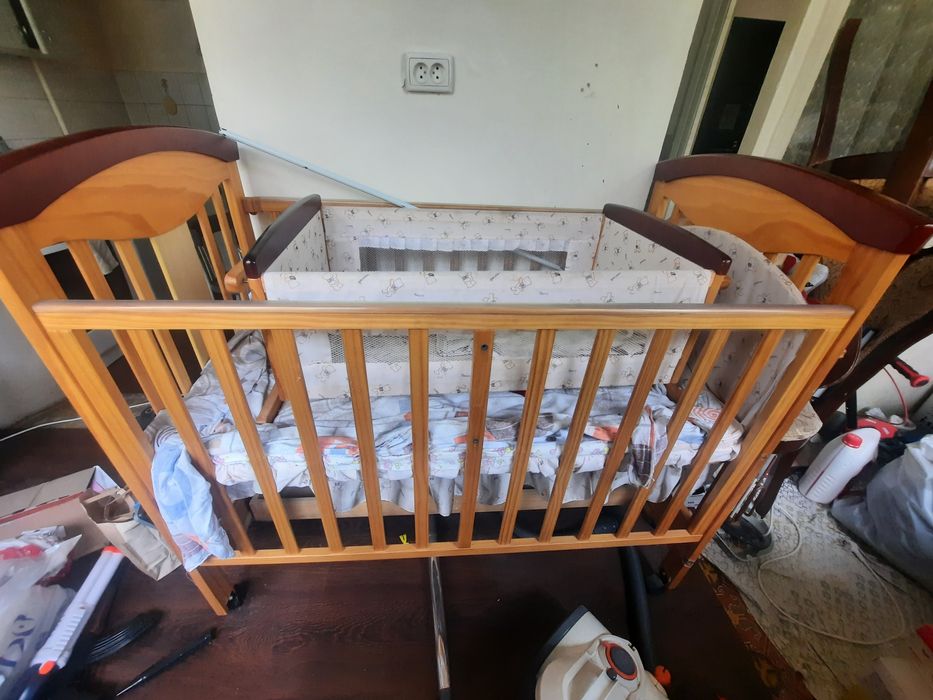 Продаётся детская кровать вместе с люлкой . Почти не использовано.