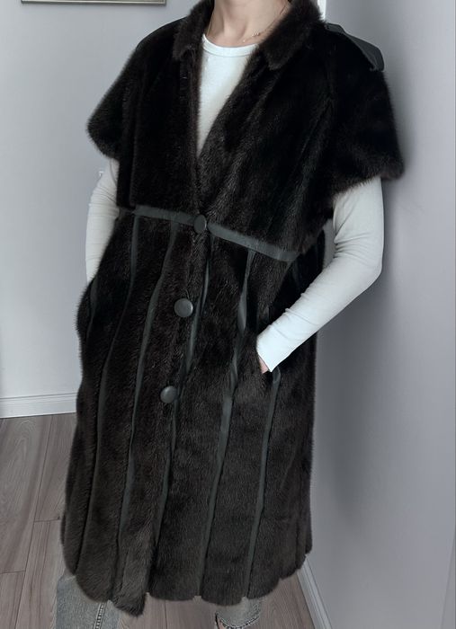 Vesta blana cu nasturi