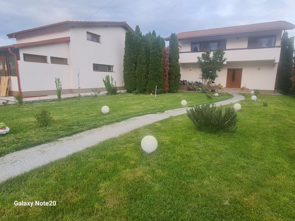 Vand 2 case pe aceeasi proprietate in Gruiu