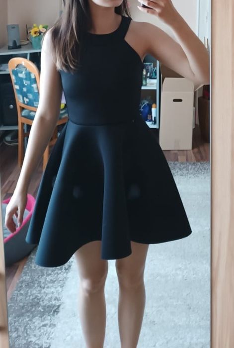 Rochie neagră, material dur, structurată, cloș, scurtă, marime 36/S